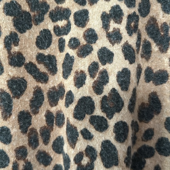 Women’s leopard top size medium. Super soft and in great condition - Picture 3 of 8
